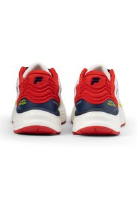 Zapatillas deportivas rojas y blancas con un upper texturizado, cuello acolchado y acentos en contraste de color azul marino. Cuentan con una suela blanca acolchada.