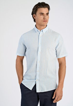 Camisa de manga corta con botones en rayas verticales azul claro y crema, con un cuello clásico y una textura de tela suave.