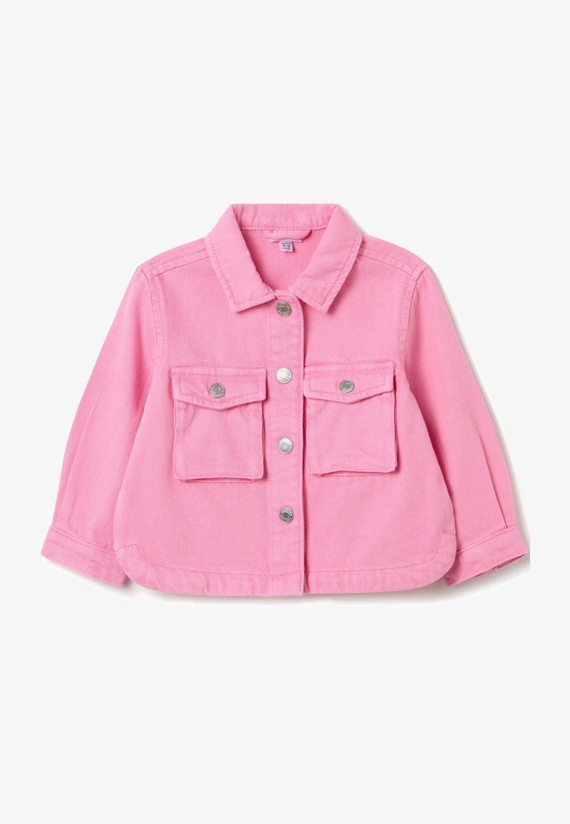 Giacca di jeans rosa con maniche lunghe, chiusura anteriore con bottoni, due tasche a patta sul petto con bottoni argentati e colletto classico.