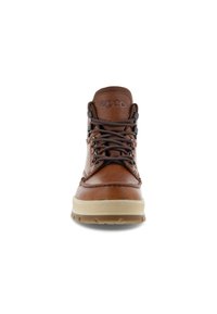Stivale da trekking in pelle marrone con upper testurizzato, occhielli rinforzati e suola in gomma beige. Presenta un design di allacciatura semplice e un dettaglio con logo.