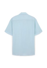 Camicia a maniche corte di colore azzurro chiaro realizzata in tessuto testurizzato con taglio dritto, dotata di una leggera lucentezza e colletto classico.