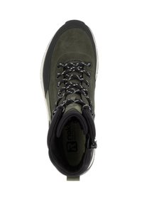 Botte de randonnée verte avec une tige en daim et en tissu, accents noirs et lacets à motif. Elle dispose d'un col rembourré et d'une languette au talon.