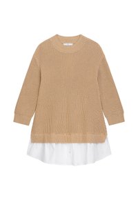 Beige gestrickter Pullover mit einem gerippten Rundhalsausschnitt und langen Ärmeln, über einem weißen Hemd mit Knopfdesign und abgerundetem Saum getragen.
