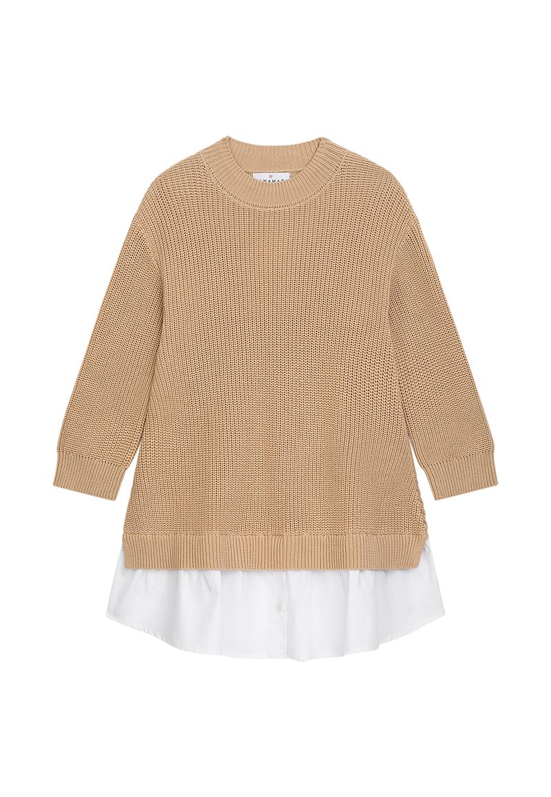 Beige gestrickter Pullover mit einem gerippten Rundhalsausschnitt und langen Ärmeln, über einem weißen Hemd mit Knopfdesign und abgerundetem Saum getragen.