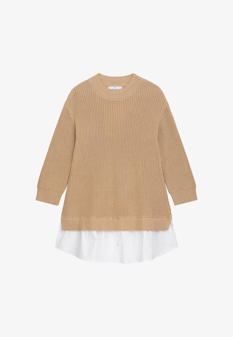 Beige gestrickter Pullover mit einem gerippten Rundhalsausschnitt und langen Ärmeln, über einem weißen Hemd mit Knopfdesign und abgerundetem Saum getragen.