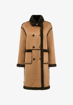Brązowy płaszcz z owczej wełny z czarnym futrem, z kołnierzem, podwójnymi guzikami i dwiema przednimi kieszeniami. Dopasowany krój z długimi rękawami.