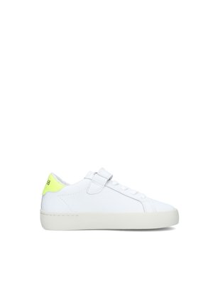 Sneaker bianca low-top con linguetta posteriore giallo neon, lacci bianchi e suola beige vista di lato su sfondo bianco.
