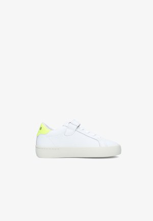 Sneaker bianca low-top con linguetta posteriore giallo neon, lacci bianchi e suola beige vista di lato su sfondo bianco.