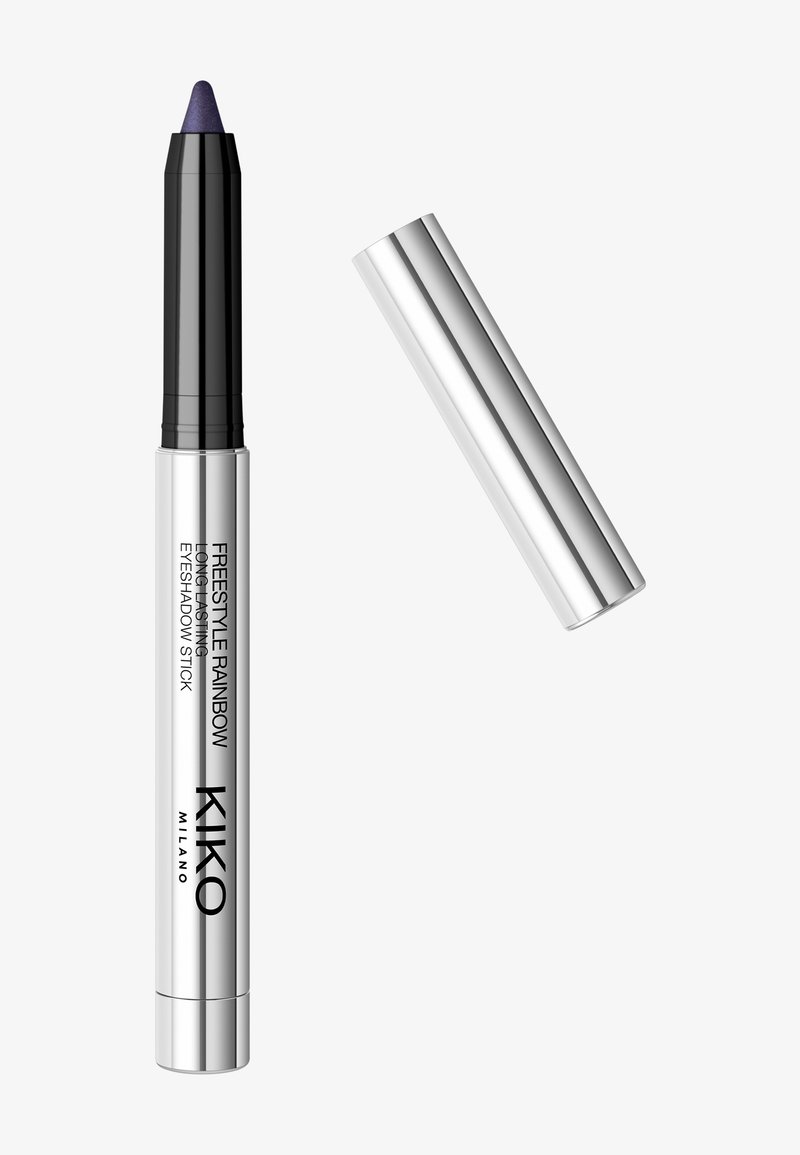 Lila Lidschattenstift mit spitzer Spitze, untergebracht in einer metallisch glänzenden silbernen Tube. Enthält Marken- und Produktdetails, die auf der Oberfläche gedruckt sind.
