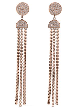Boucles d’oreilles en or rose avec des tiges rondes et trois pampilles en chaîne pendantes, chaque tige et section en demi-cercle incrustées de petites pierres transparentes.
