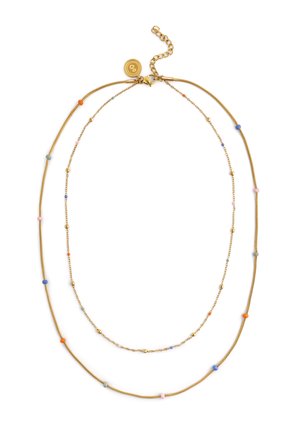 Dos collares de oro de varias capas con pequeñas cuentas de colores distribuidas de manera uniforme a lo largo de cadenas delicadas y una etiqueta redonda con cierre.