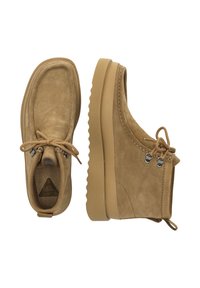 Stivaletti in suede in tonalità cuoio, con punta rotonda, chiusura con lacci e suola in gomma che presenta un motivo di battistrada testurizzato e un inserto sul retro per facilitare la calzata.