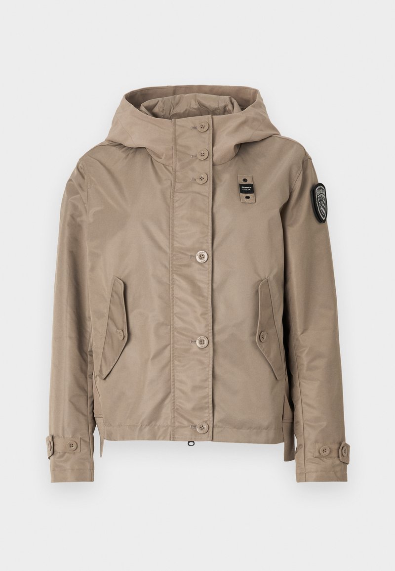 Giacca beige con cappuccio, presenta un fronte con bottoni, due tasche laterali e polsini regolabili. Comprende un'etichetta nera con logo sulla manica.