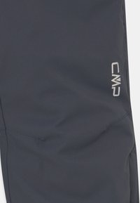Pantalones CMP resistentes al agua en azul marino oscuro, con una textura suave, un diseño elegante y un acento de logo reflectante para mayor visibilidad.