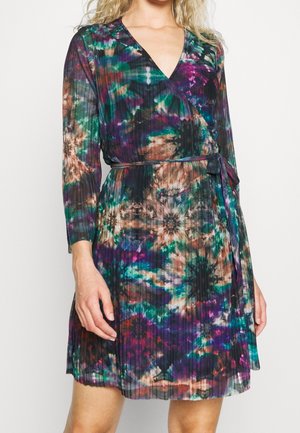 Robe portefeuille en tissu plissé présentant un motif tie-dye multicolore avec des teintes de vert, violet et marron ; décolleté en V et manches longues.