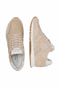 Baskets en daim beige avec des accents blancs et un détail brillant argenté. Elles présentent une semelle texturée et un design à lacets. Favorisent un confort respirant.