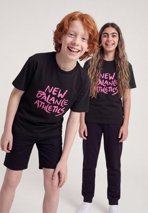 New Balance, ATHLETICS GRAFFITI TEE - Μπλουζάκι με στάμπα - caviar