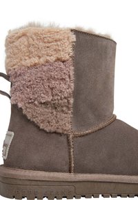 Bota de ante marrón con un puño de piel esponjosa en tonos marrones, beige y malva; presenta detalles de costura y una suela de goma texturizada.