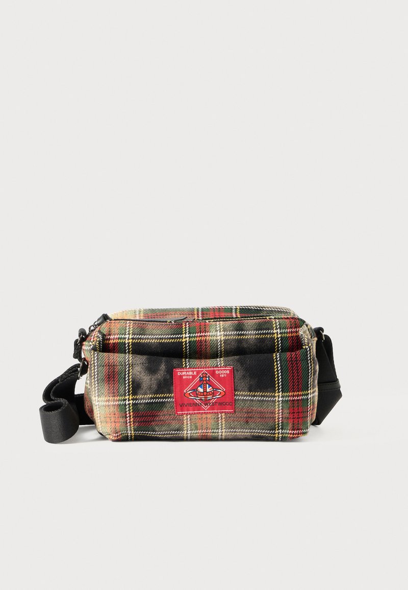 Sac en tissu tartan rouge, vert et noir de forme rectangulaire, avec une bandoulière réglable et un patch logo rouge à l'avant.