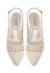 Scarpe con tacco slingback in pelle intrecciata beige, con punta affusolata e cinturini alla caviglia. Presentano una superficie testurizzata e una soletta morbida e metallica.