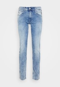 Hellblaue Denim-Jeans mit geradem Bein, Verblassungsdetails, klassischem Fünf-Taschen-Stil sowie Knopf- und Reißverschluss.