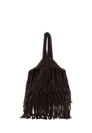 Petit sac à main marron foncé couvert de rangées denses de perles avec une anse bouclée et un design frangé et texturé.