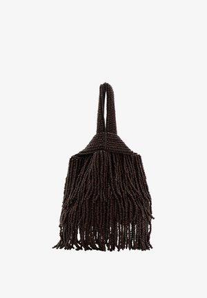 Petit sac à main marron foncé couvert de rangées denses de perles avec une anse bouclée et un design frangé et texturé.