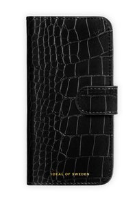Svart lommeboketui med krokodillemønster, magnetlukking, preget gulllogo, glatt tekstur og sydd kant.