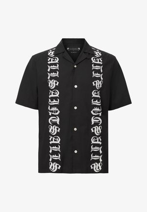 Majica s kratkimi rokavi črne barve, ki ima velike bele vezenine po sprednji strani, zapiranje na gumbe in klasičen ovratnik.