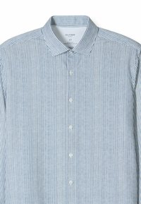 Hellblau-weiß gestreifte Hemd, super schmal geschnitten, mit Button-Down-Kragen und weißen Knöpfen an der Vorderseite.