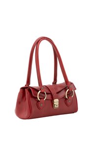 Borsa a tracolla in pelle rossa con due manici curvi, dettagli in metallo dorato, chiusura a pattina e anelli decorativi ai lati. Texture liscia.