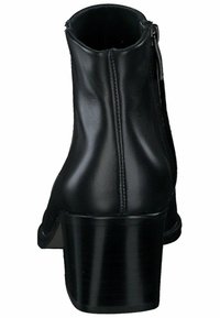 Černá kožená kotníková bota s kulatou špičkou, bočním zipem a masivním podpatkem. Hladká textura a elegantní design.