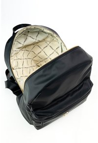 Čierny batoh so zipsom, ktorý odhaľuje béžový interiér s textovým vzorom. Na spodnej časti je viditeľná predná kapsa.