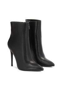 Botines negros de cuero suave, con punta afilada y tacón alto de aguja, con cierre de cremallera en el lateral.