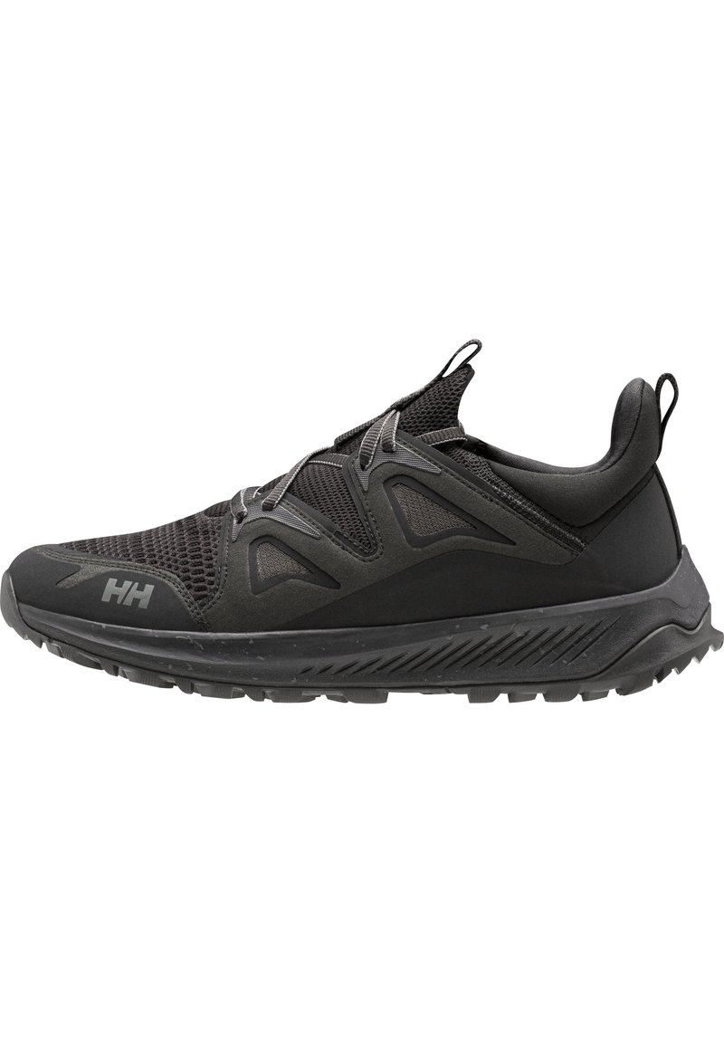 Černá sportovní bota s síťovaným svrškem, gumovou podešví a polstrovaným límcem. Obsahuje reflexní detaily a texturovaný design pro lepší trakci.