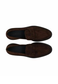 Mocasines de ante marrón con una textura suave, detalles de costura y puntera redondeada. Presenta una silueta de estilo mocasín y una suela de goma negra.