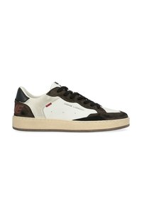 Sneakers low-top in pelle bianca con accenti in suede marrone. Caratterizzate da lacci neri, una suola beige testurizzata e il logo rosso 'CRIME' sul tallone.