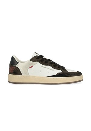 Baskets basses en cuir blanc avec des accents en suede marron. Elles présentent des lacets noirs, une semelle beige texturée et un logo rouge 'CRIME' sur le talon.