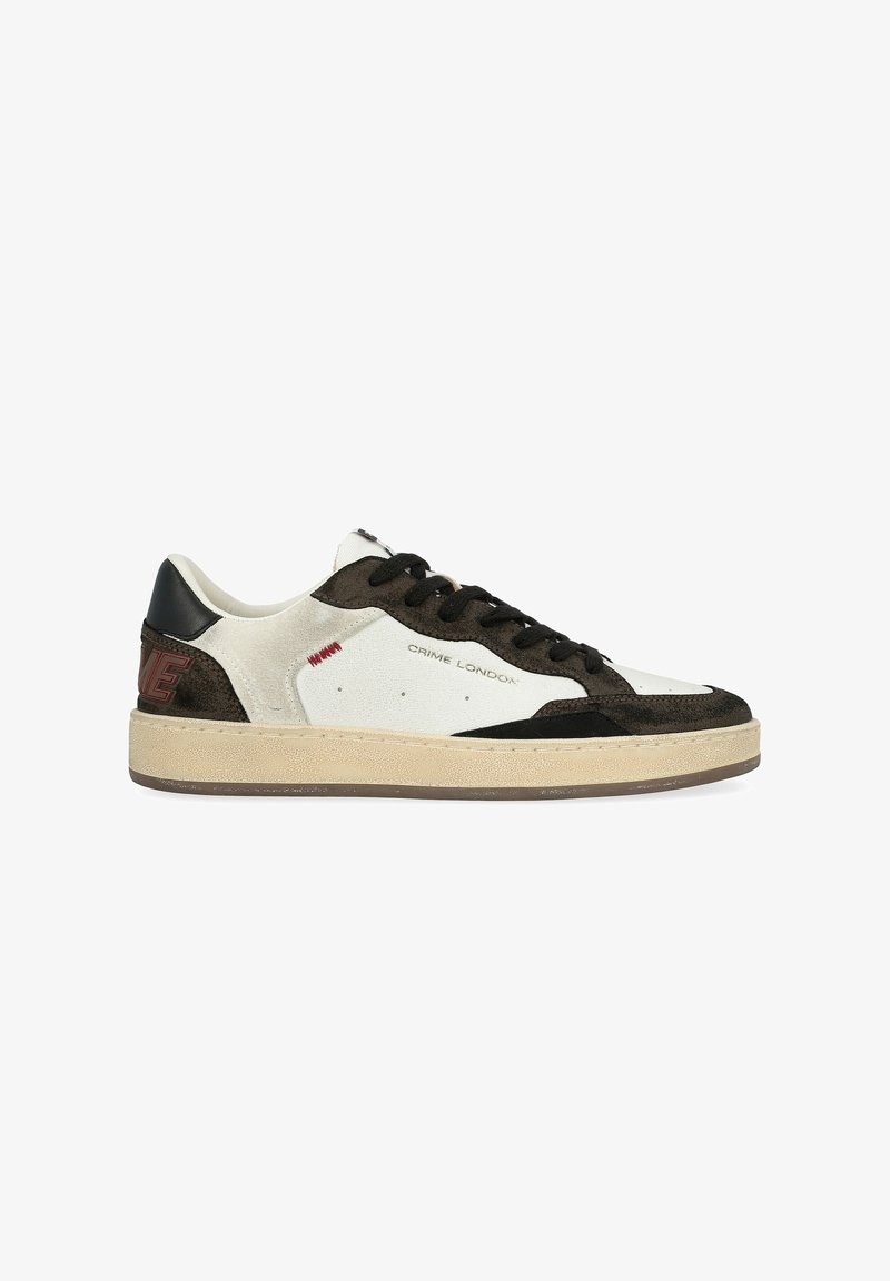 Baskets basses en cuir blanc avec des accents en suede marron. Elles présentent des lacets noirs, une semelle beige texturée et un logo rouge 'CRIME' sur le talon.