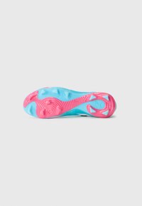Semelle de chaussure de soccer clivée bleue et rose avec des crampons coniques et lamés sur fond blanc.