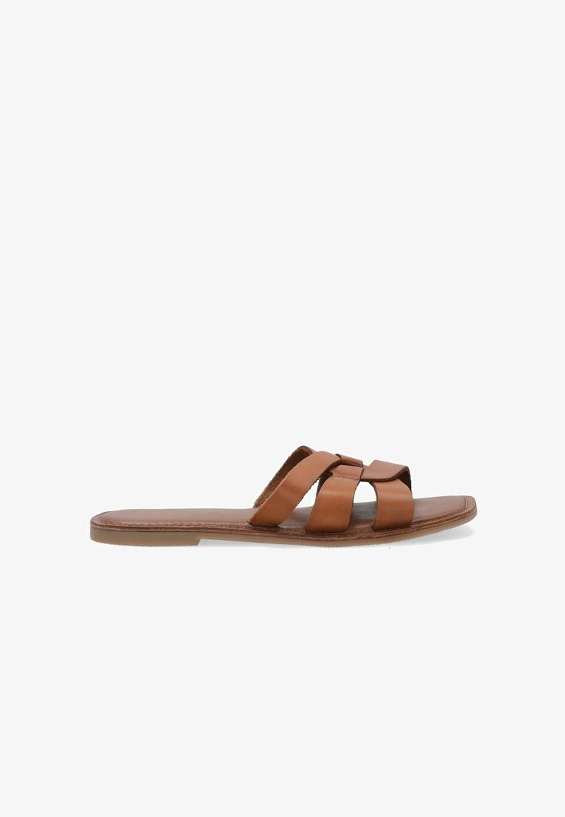 Hnědé kožené skluzné sandály s třemi širokými pásky, plochou podrážkou a hladkým povrchem. Vložka je s vyrytým logem.