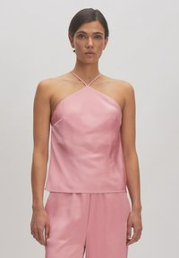 Roze satijnen camisole met een halterhalsontwerp, met een zachte textuur, subtiele glans en een ontspannen pasvorm.