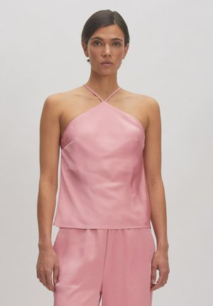 Roze satijnen camisole met een halterhalsontwerp, met een zachte textuur, subtiele glans en een ontspannen pasvorm.