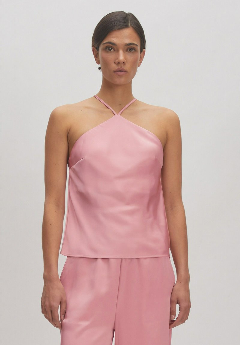 Roze satijnen camisole met een halterhalsontwerp, met een zachte textuur, subtiele glans en een ontspannen pasvorm.