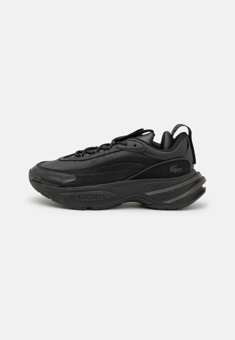 Czarne sneakersy Lacoste, charakteryzujące się połączeniem teksturowanych materiałów, smukłym kształtem oraz żebrowaną gumową podeszwą. Zauważalny czarny detal logo z boku.