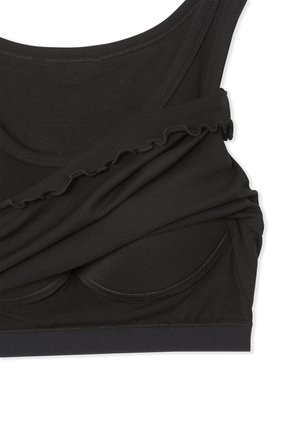 Schwarzer, gerippter Stoff-BH mit weichen Cups, dünnen Trägern und einer Rüschkante. Verfügt über eine glatte Textur und dezente Nähte.