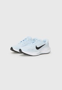 Helle blaue Nike-Laufschuhe mit einem schwarzen Swoosh, ausgestattet mit einem Mesh-Obermaterial und einer gepolsterten Sohle, vor einem schlichten weißen Hintergrund präsentiert.
