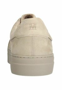Sneaker in pelle beige con punta rotonda, upper testurizzato e collo del tallone imbottito. Presenta un logo embossato discreto e suola in gomma spessa.
