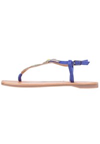Blå flip-flop sandal med ett tunt band, utsmyckad detaljering och en ljusbrun platt sula. Justerbar spänne på sidan för en säker passform.