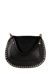 Sac à main en cuir noir avec des clous dorés le long du bord supérieur, surface texturée et une courte bandoulière. Il est agrémenté d'un petit charm en forme de drapeau italien.